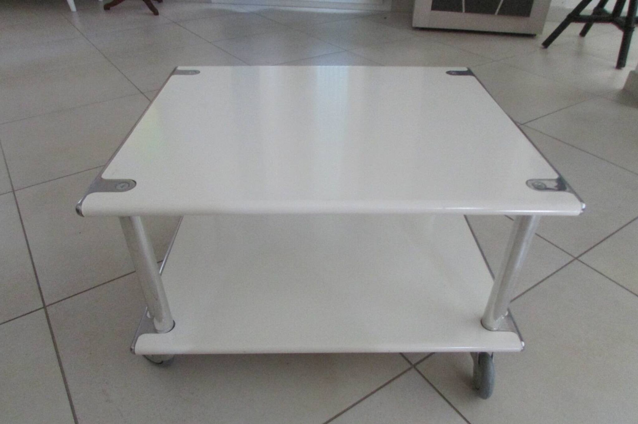 Table basse space age double plateaux en acier laqué blanc, France