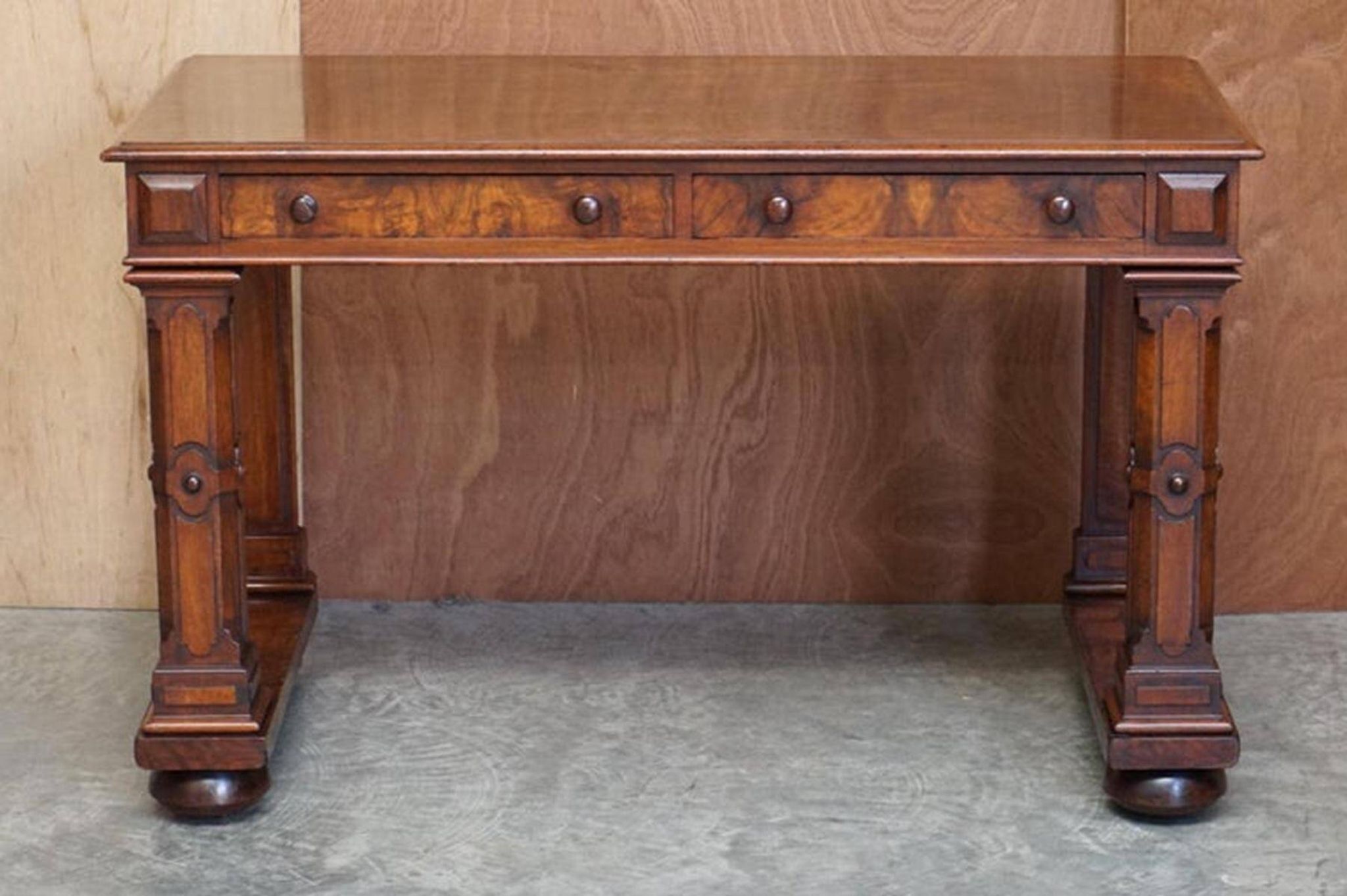 Table d'écriture Renaissance en noyer flamé style Pugin, vers 1850