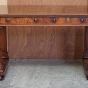 Table d'écriture Renaissance en noyer flamé style Pugin, vers 1850