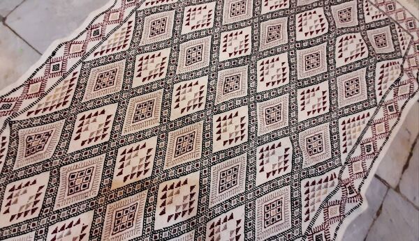 tapis kilim marocain blanc, tapis berbère en laine fait à la main