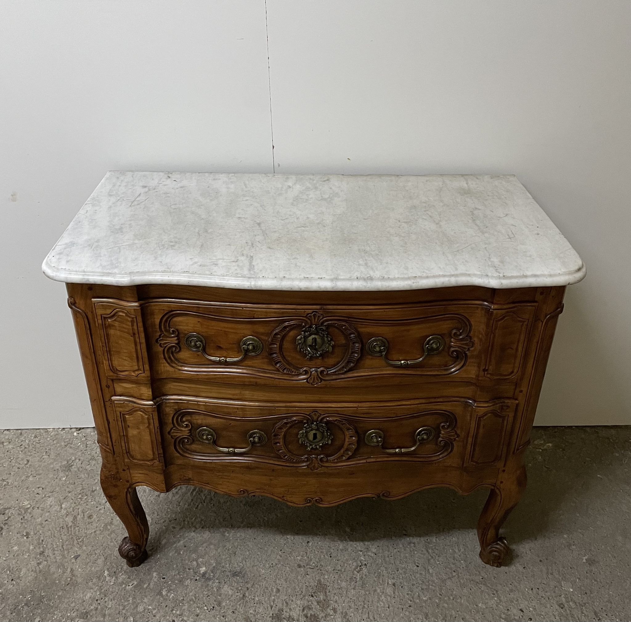 Commode sauteuse en merisier de la fin du  XVIII ème