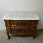 Commode sauteuse en merisier de la fin du  XVIII ème