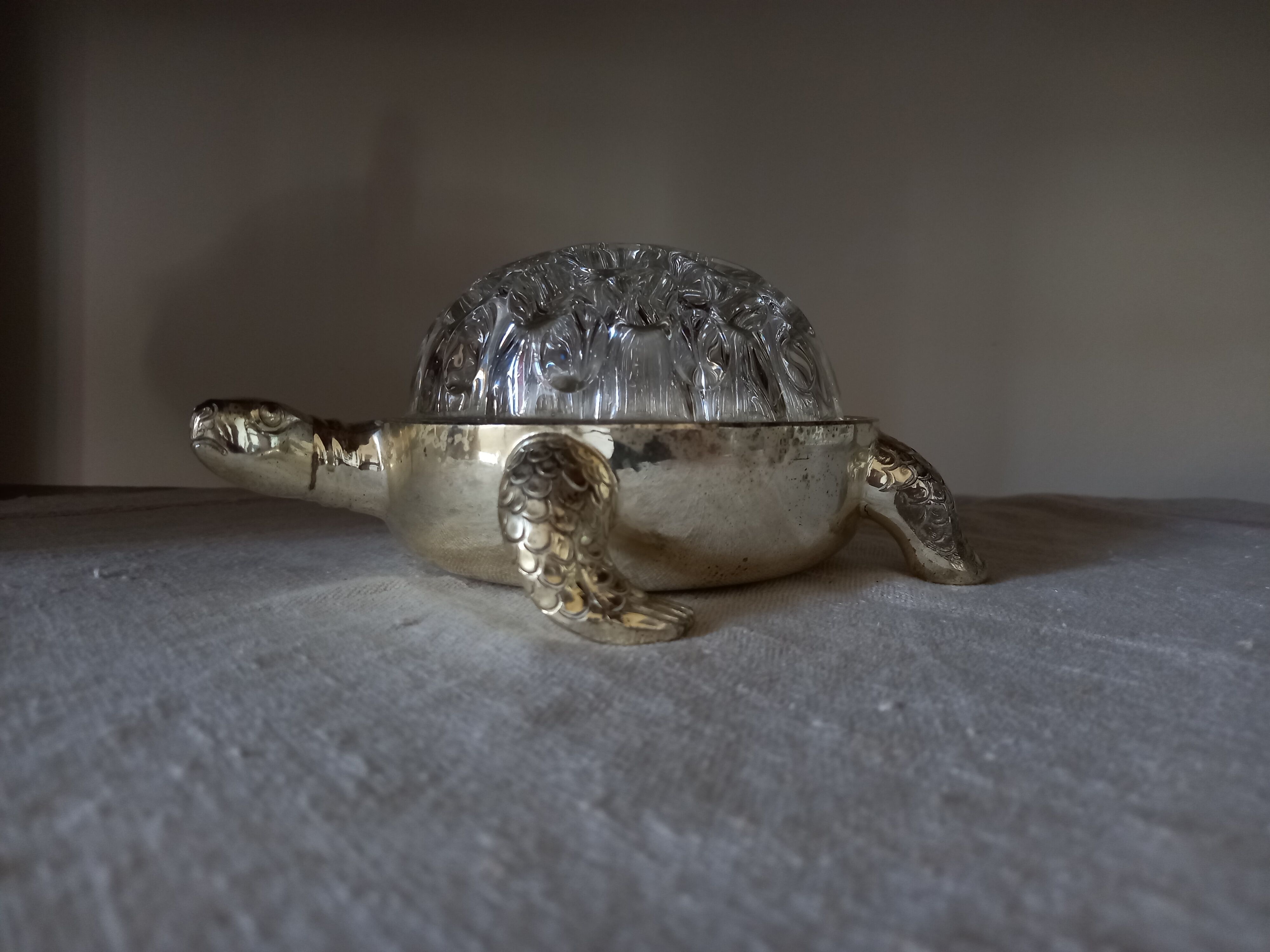 Pique-fleurs en verre de Reims 19 trous socle en métal argenté forme tortue