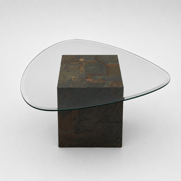 Table basse au design unique avec base en pierre naturelle et plateau en verre organique.