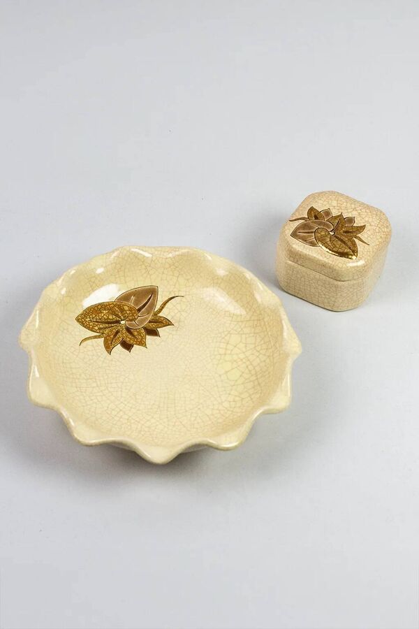 Coupe et boîte Longwy en émaux craquelés beige à décor doré