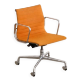 EA118 office chair by Charles & Ray Eames for Herman Miller