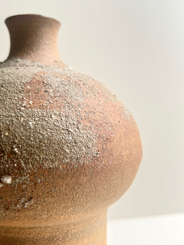 Vase sculptural en grès chamotté & émail bleu, la borne 1970