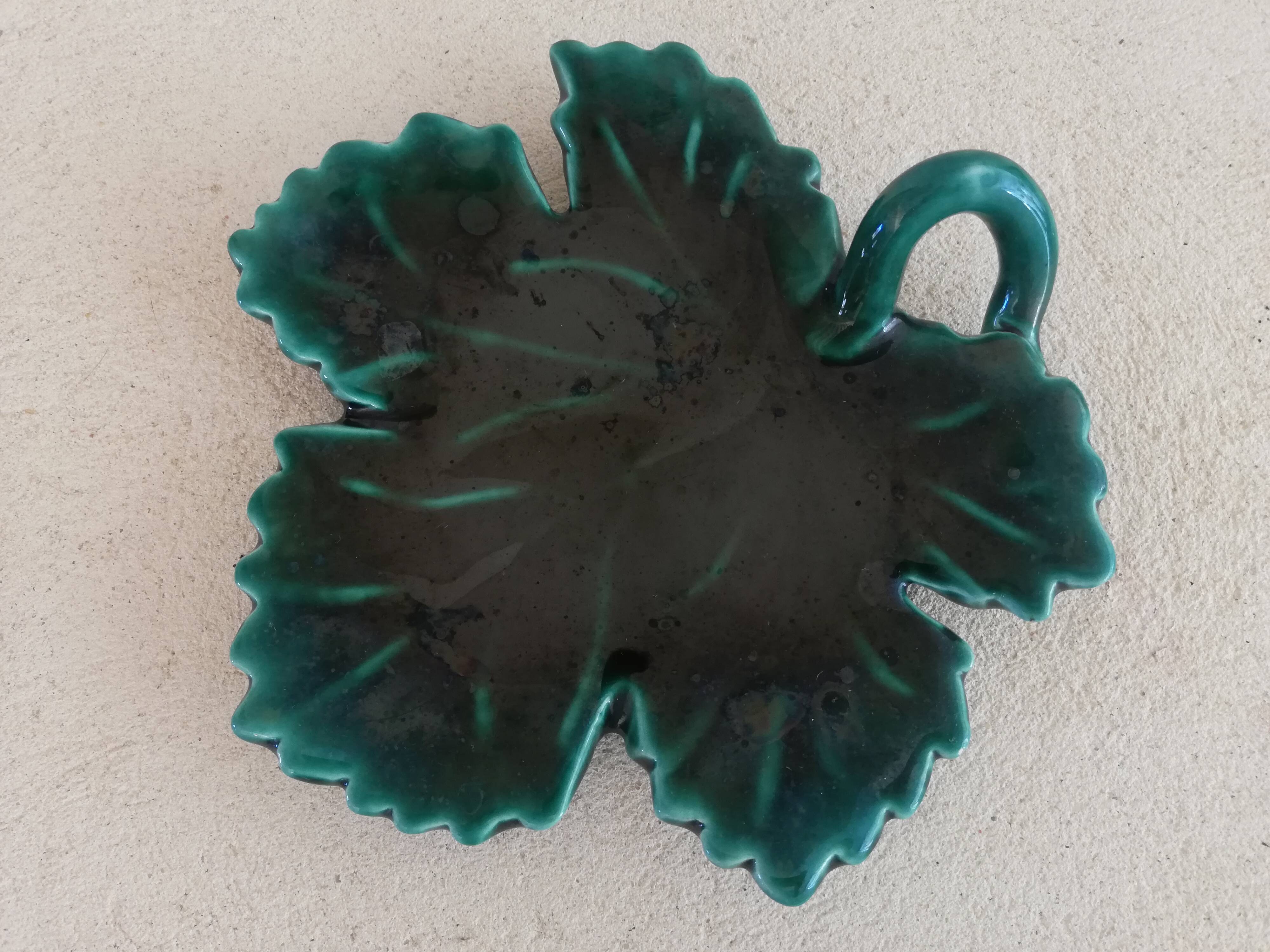 Vintage pocket empty vine leaf shape