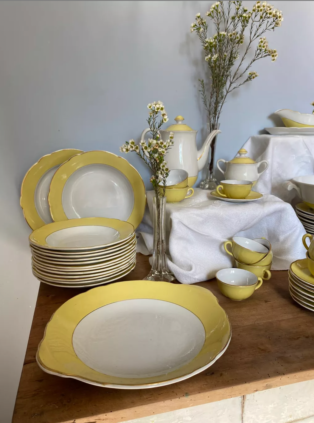 Service de 52 pièces en porcelaine kg luneville, modèle jonquille