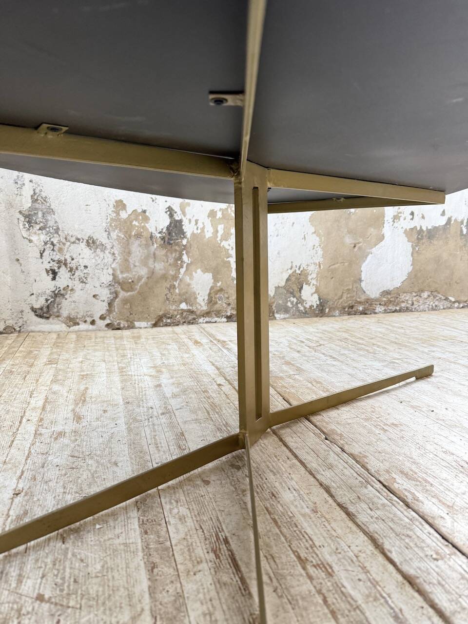 90s coffee table with Agate stone effect.