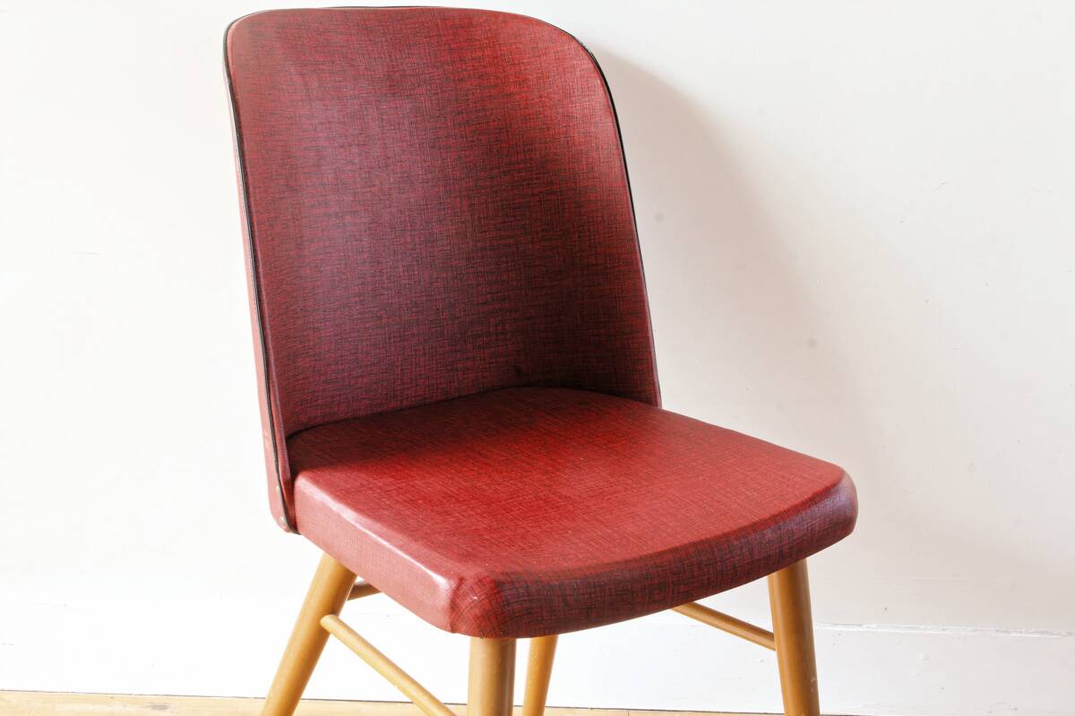 Chaise en skai rouge, pieds compas, années 60