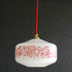 Suspension française en opaline blanche avec motif imprimé rouge - livrée avec douille en laiton