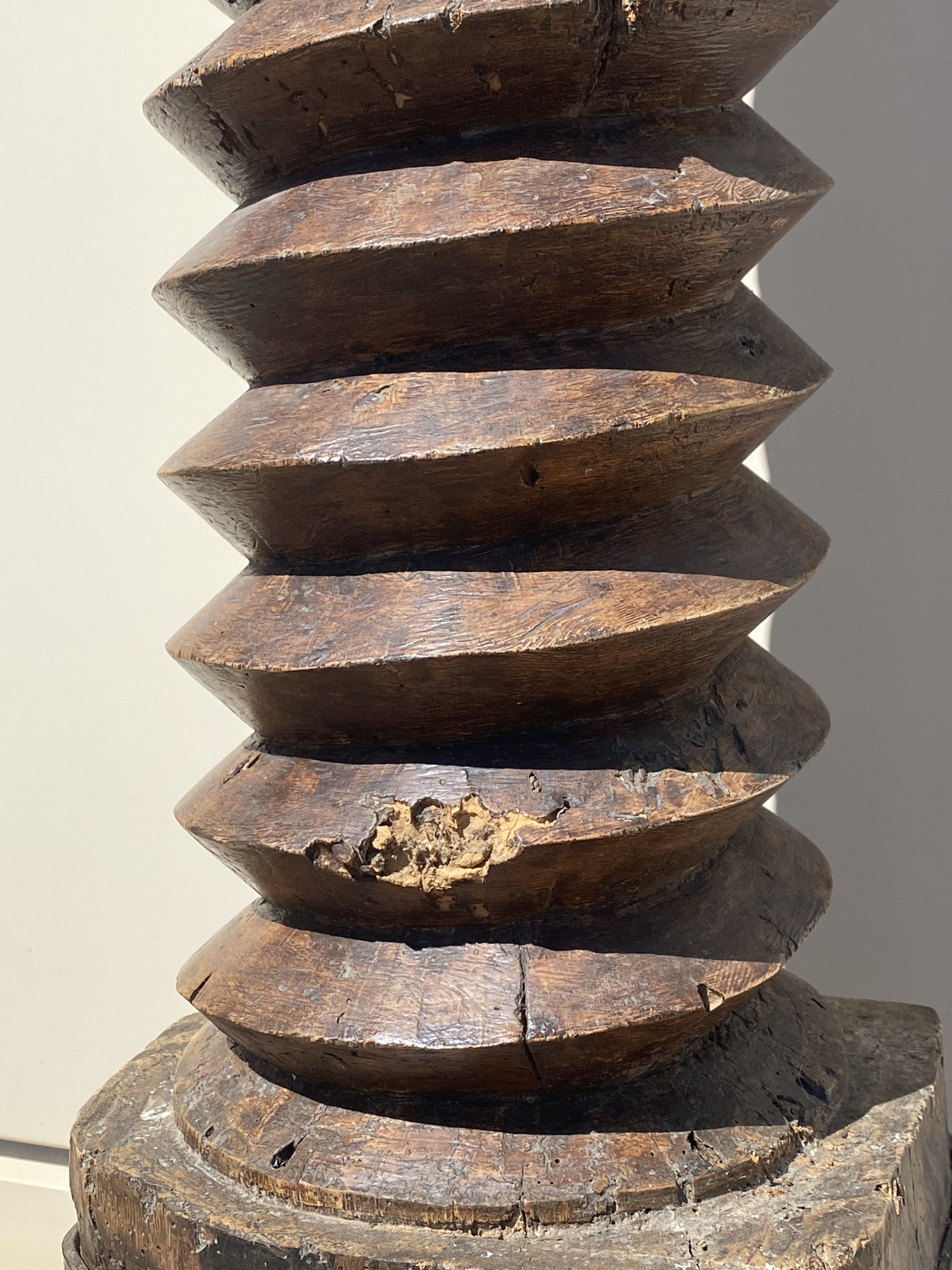 Totem ou sellette réalisée avec une ancienne vis à pressoir fin xixe