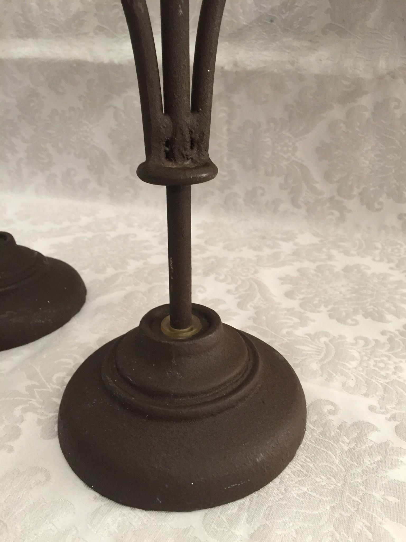 Paire de pique cierge porte bougies chandeliers candélabres bougeoirs fonte