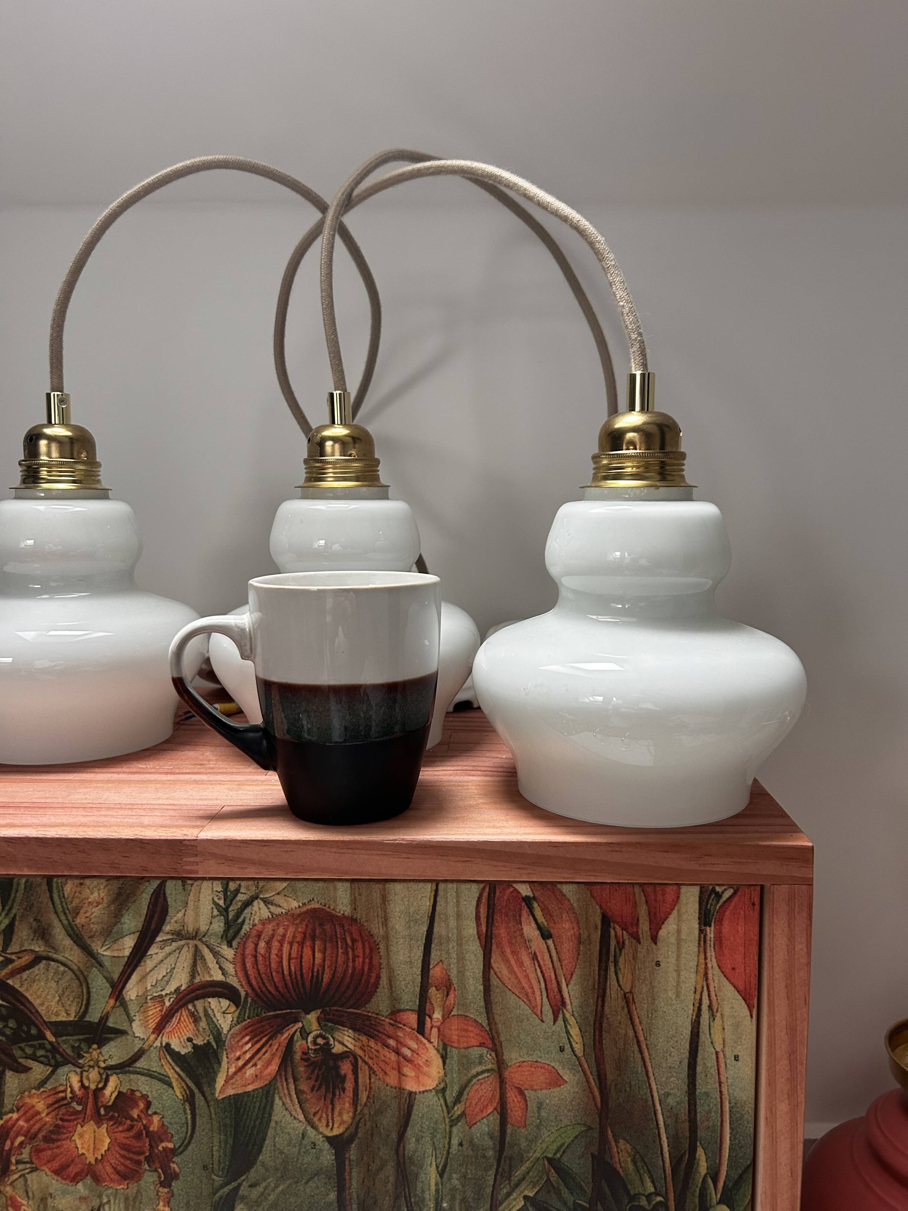 Lot de trois suspensions scandinaves en opaline blanche