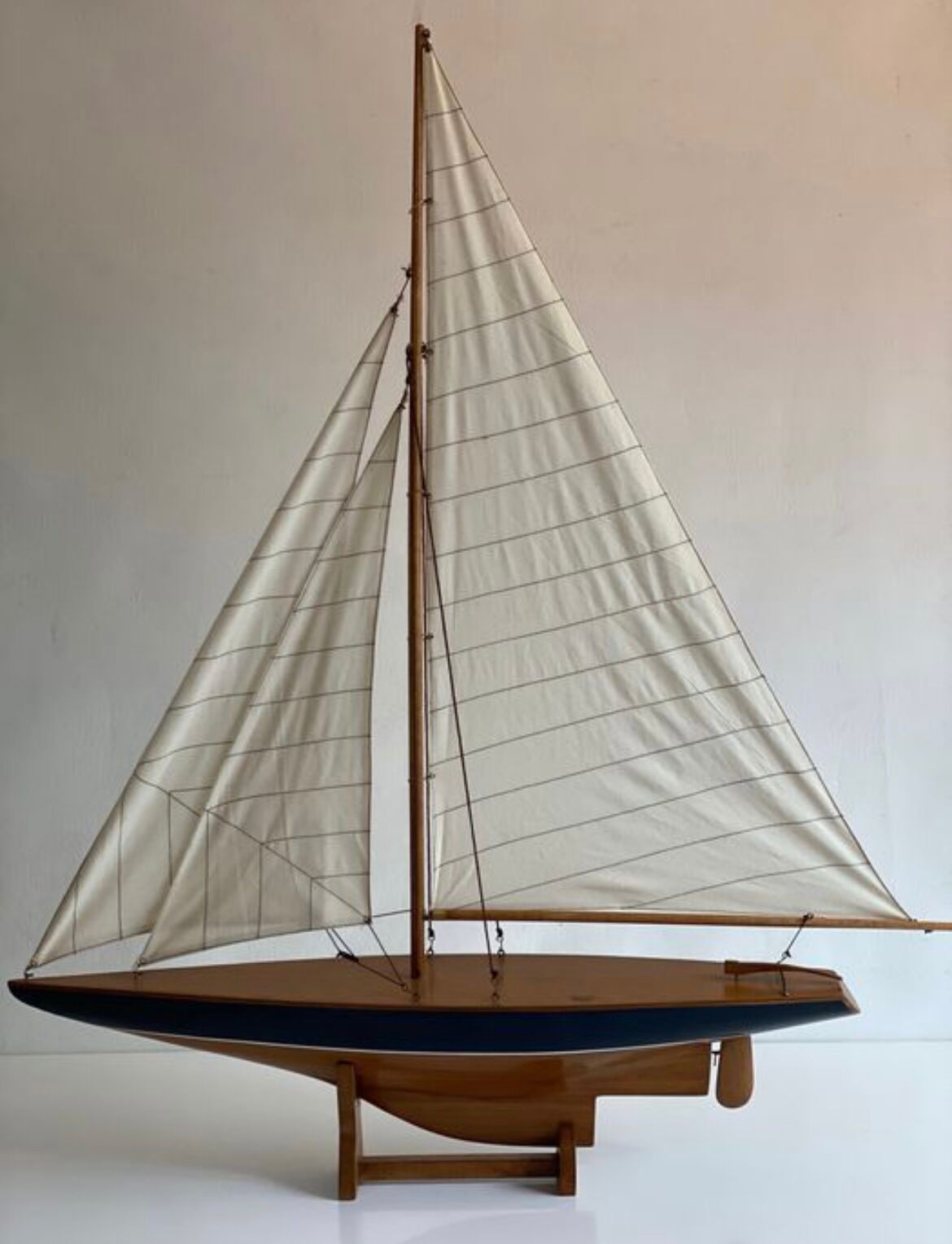 Voilier vintage sur piédestal