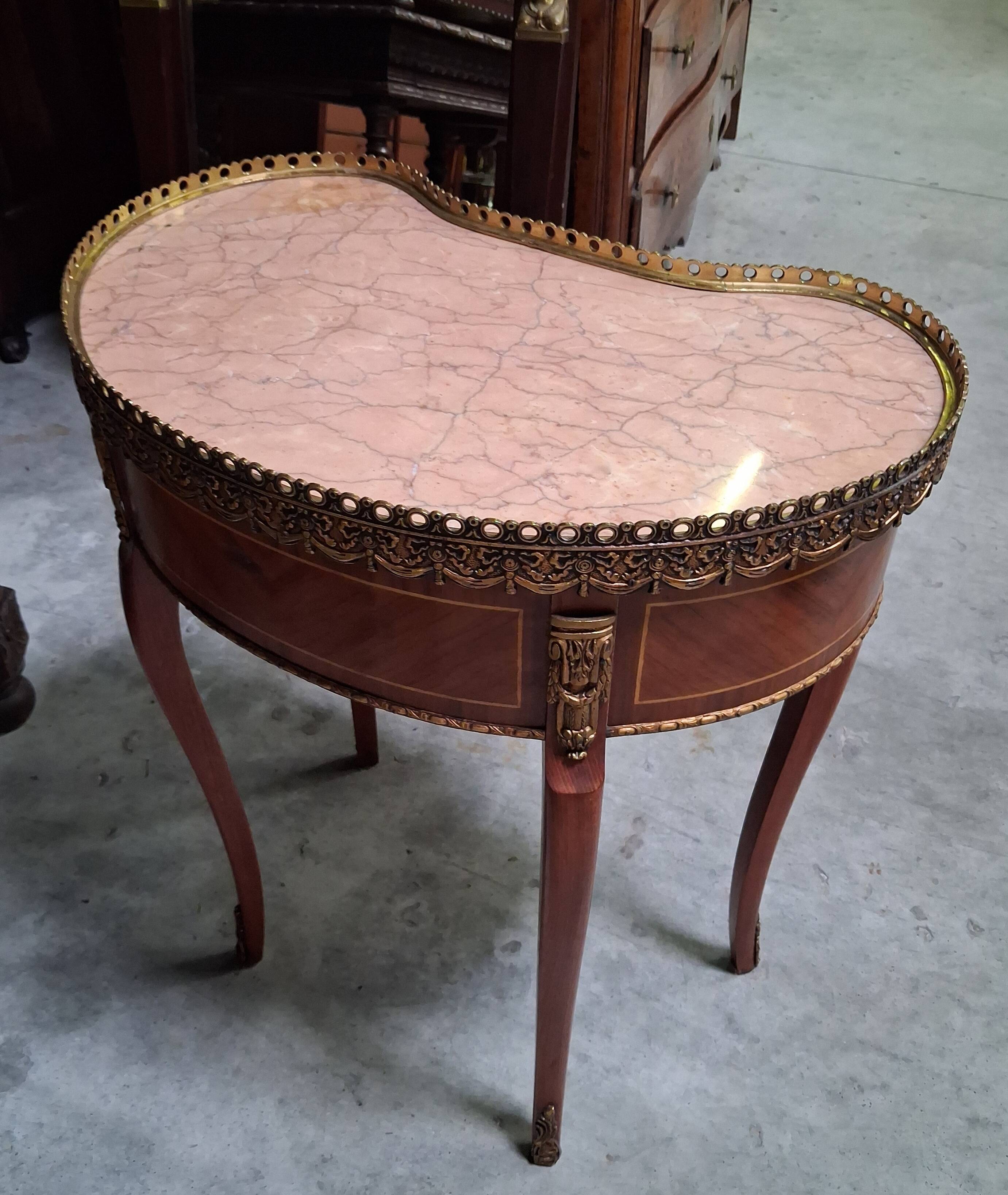 Louis XV style bean desk in marquetry and gilded bronze