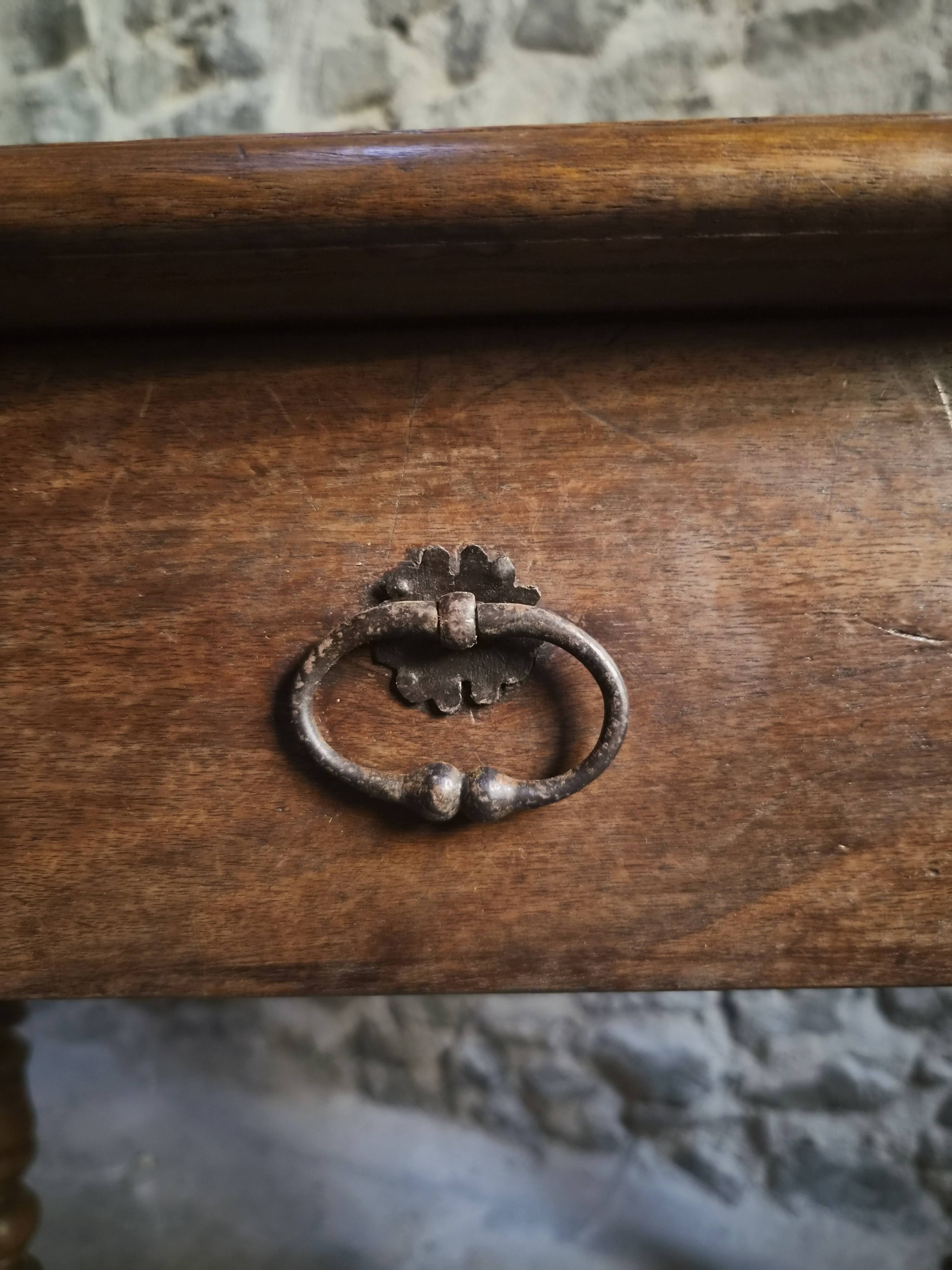 Table d'écriture française ancienne en noyer, bureau du XVIIIe siècle avec tiroir, vers 1750–1800