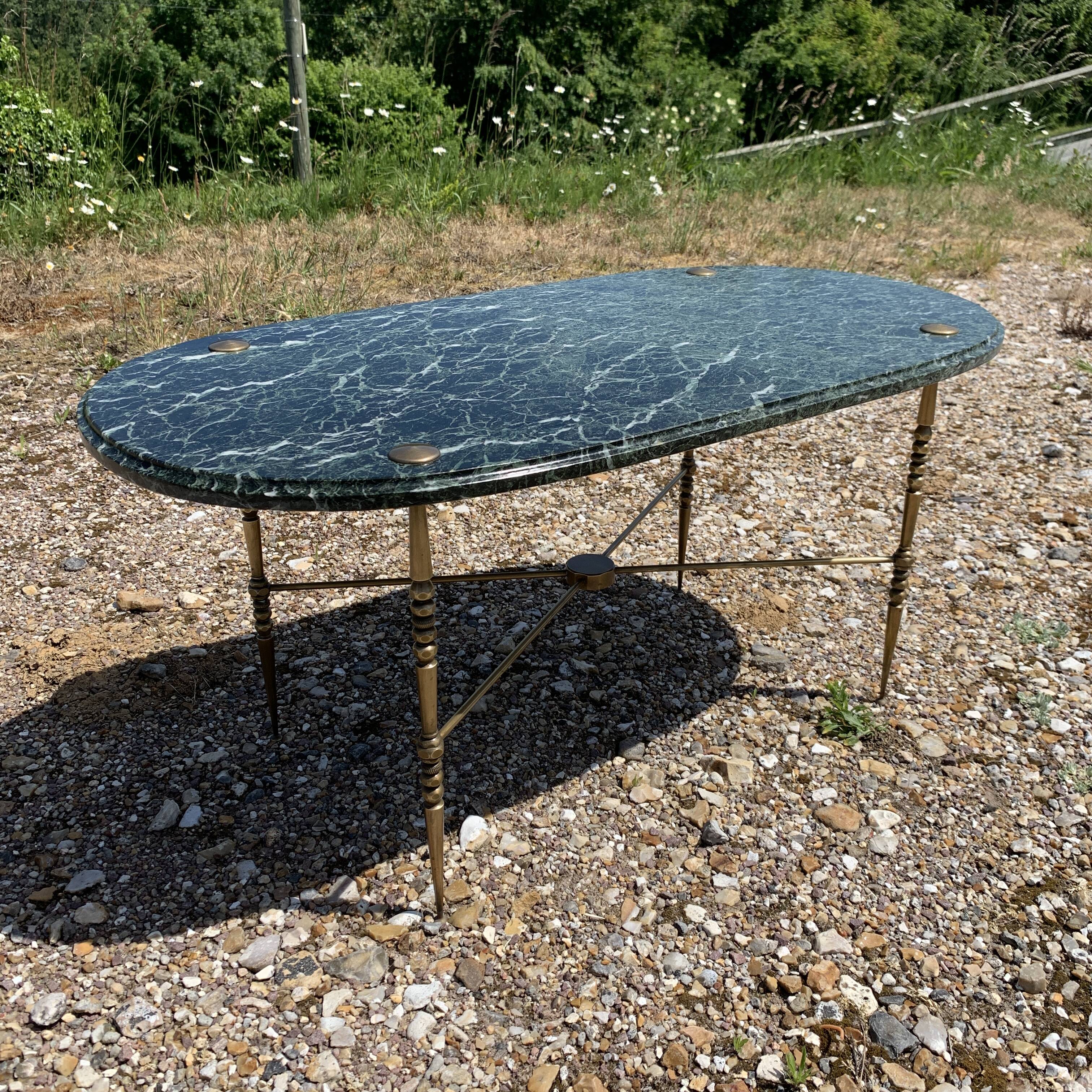 Oval coffee table in veined green marble