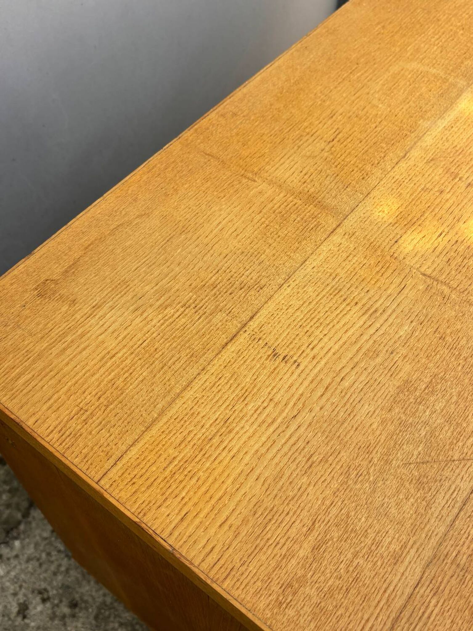 Commode années 70 chêne, laiton et placage blanc cassé