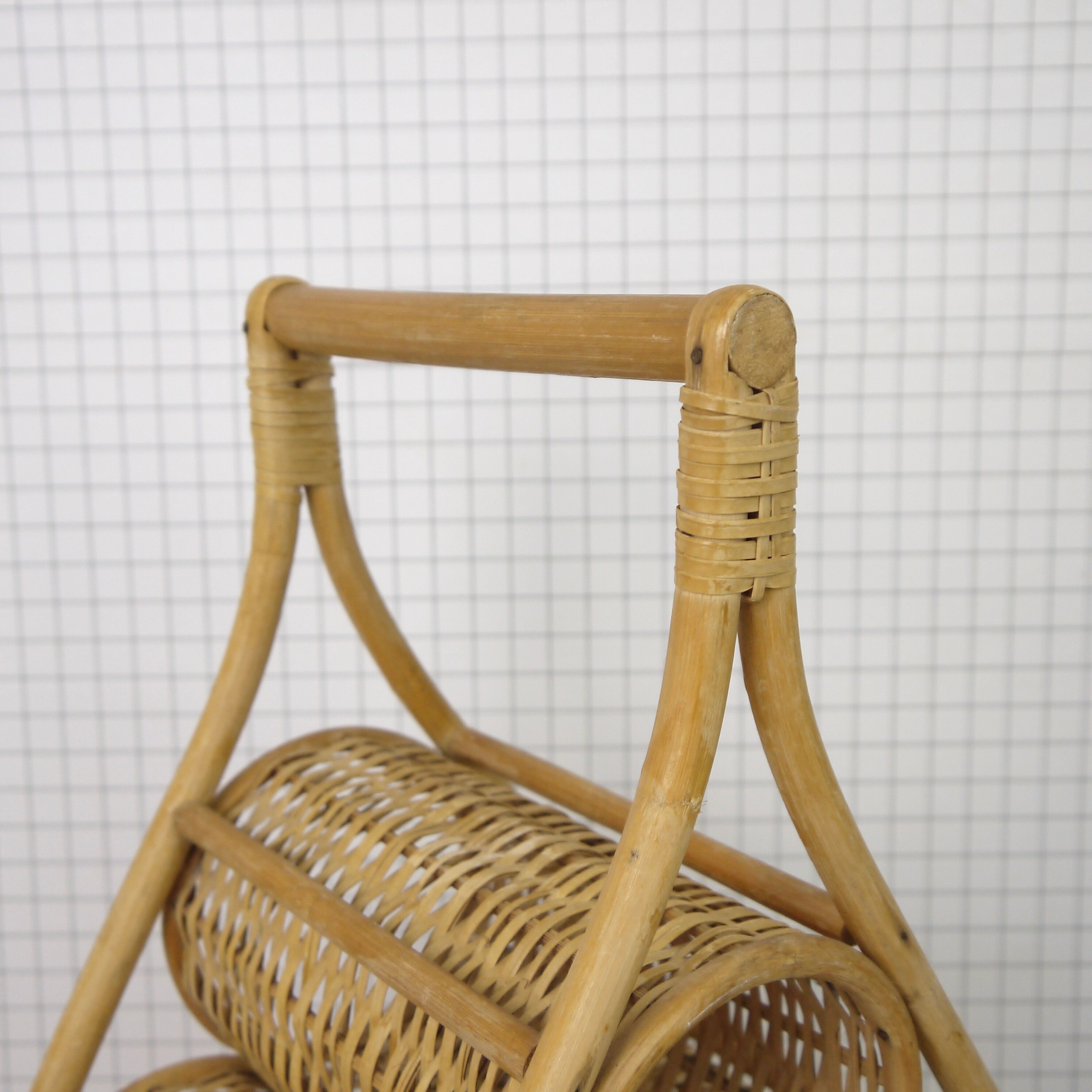 Bottle rack in wicker and rattan
