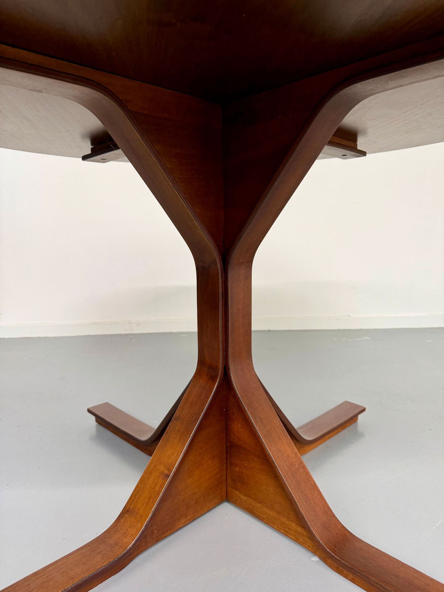 Table repas design Gianfranco Frattini pour Bernini model 522 année 60
