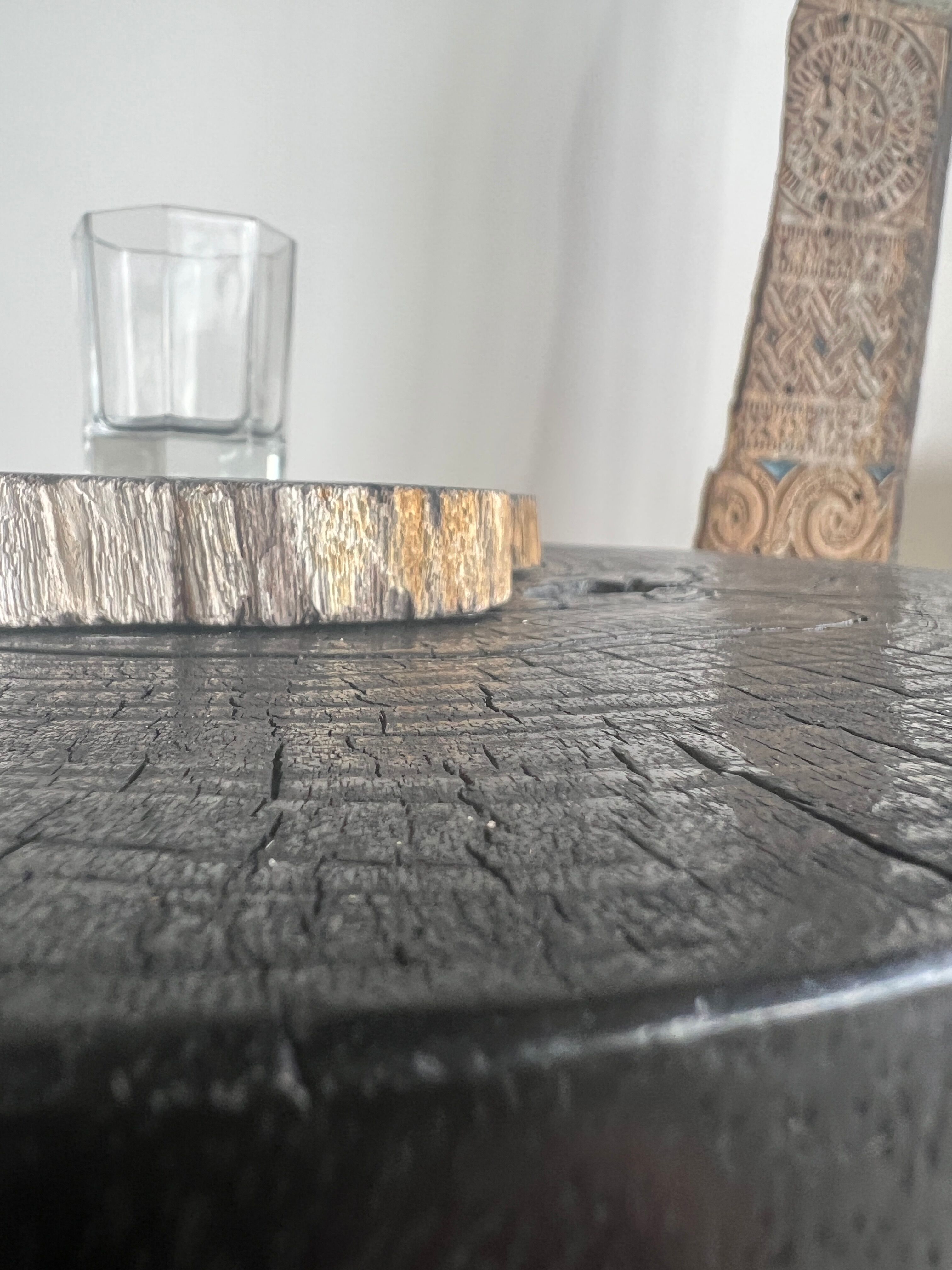 Black mango wood tripod side table with a semi-spherical top, height: 45 cm, diameter: 44 cm.