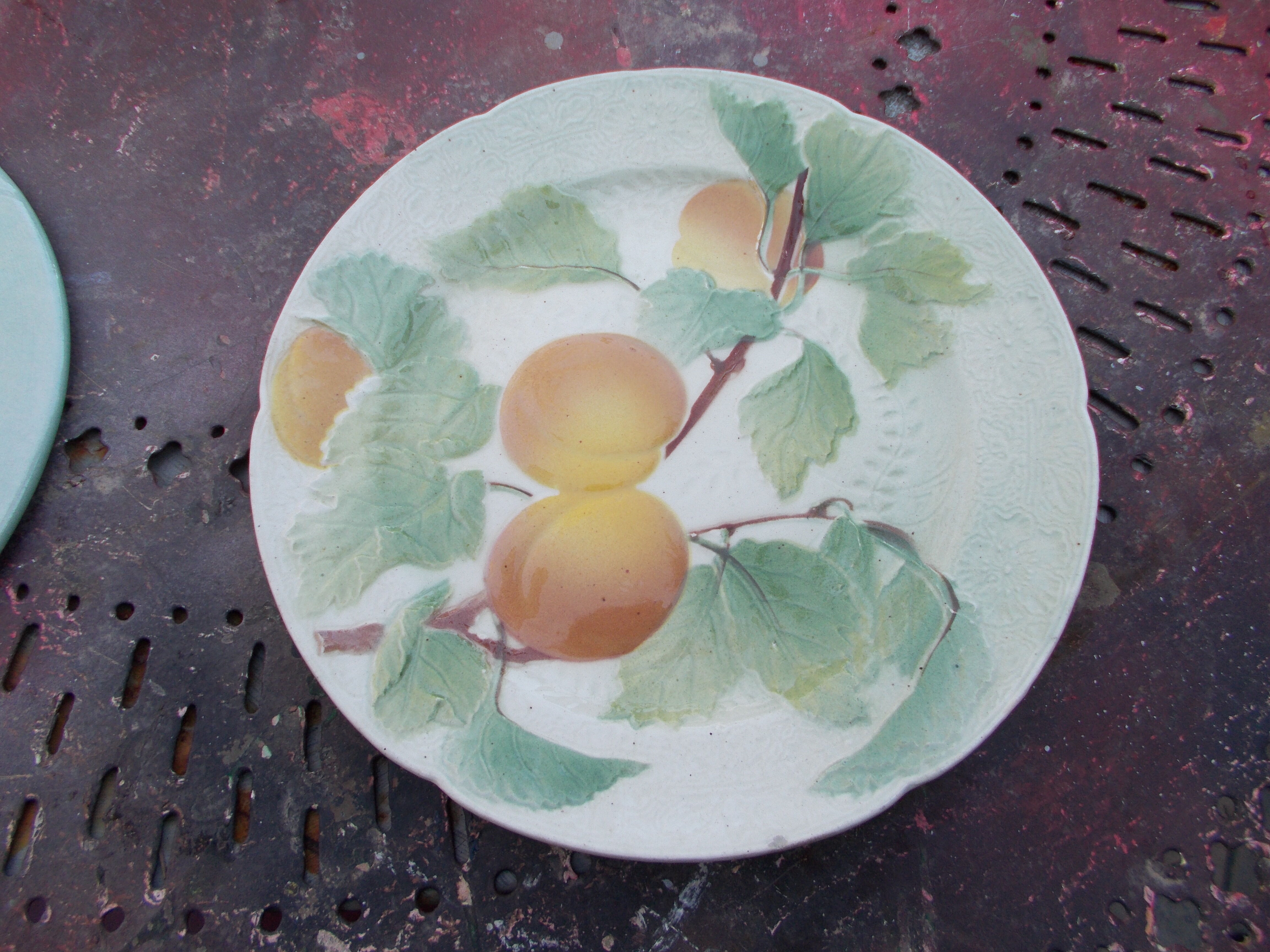 2 assiettes anciennes en barbotine 1 Keller & Guérin