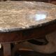 Guéridon en acajou coiffé d'un plateau de marbre d'époque Restauration
