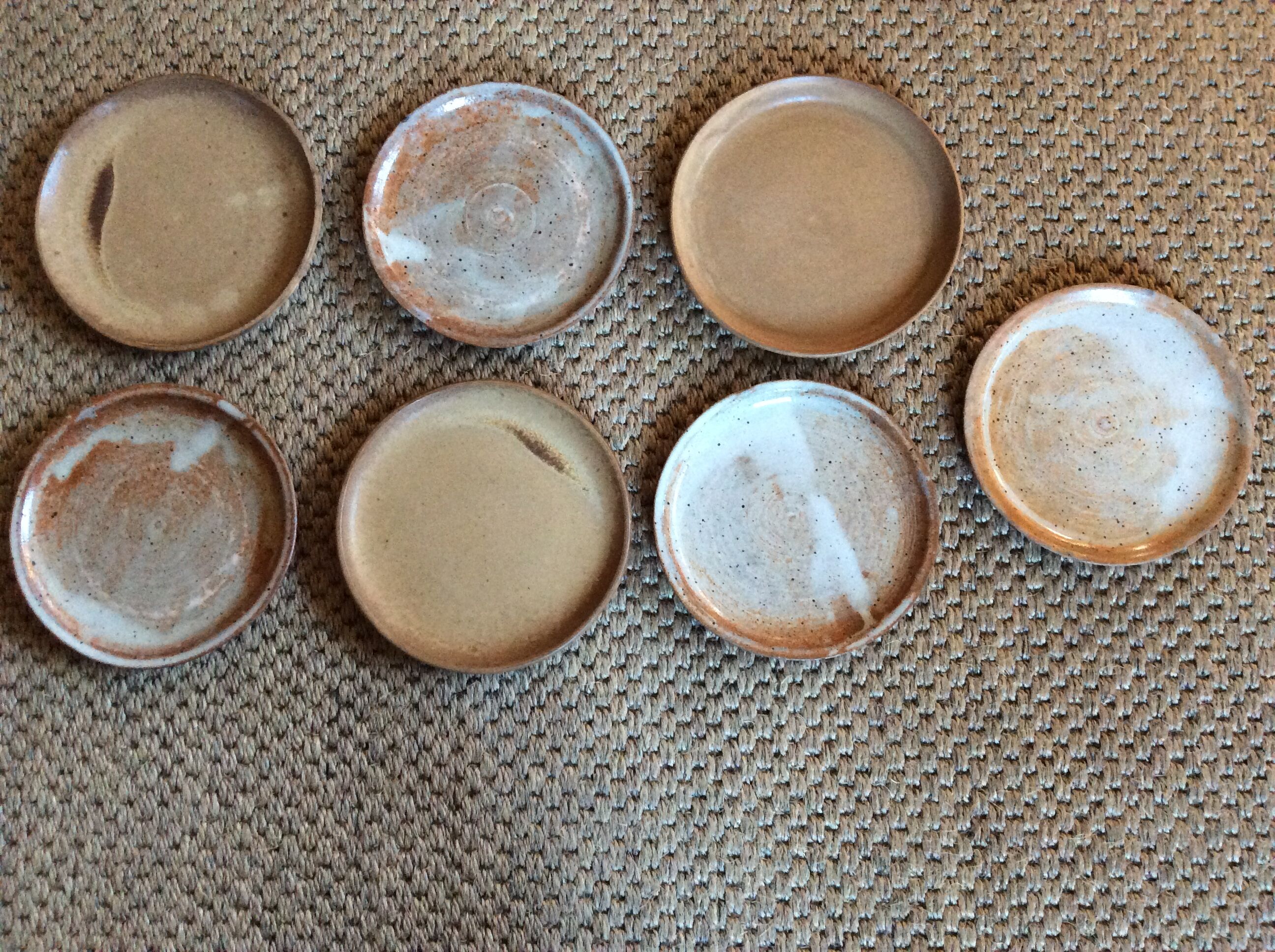 Set de 7 assiettes en grès