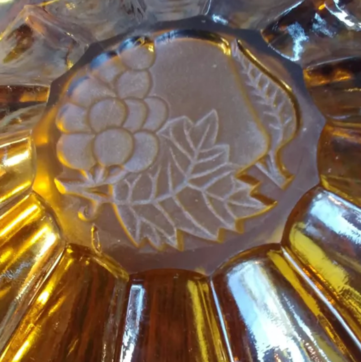 Moulded glass fruit cup