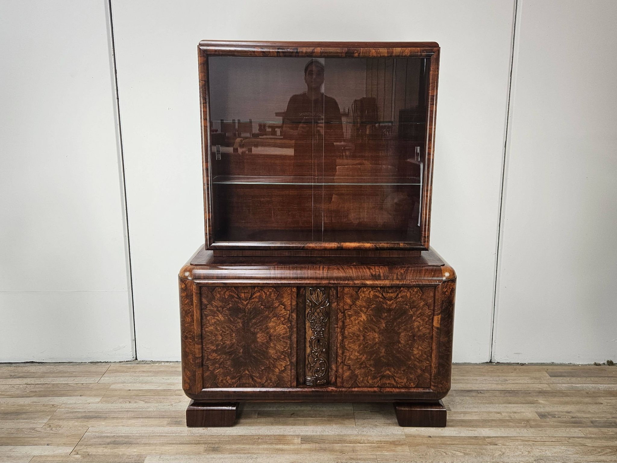 Vitrine Art Déco des années 1930 en noyer et racine de noyer