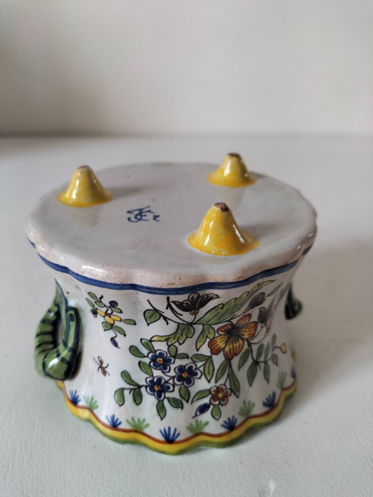 Petit cache-pot en faïence polychrome – Fourmaintraux-Courquin Desvres
