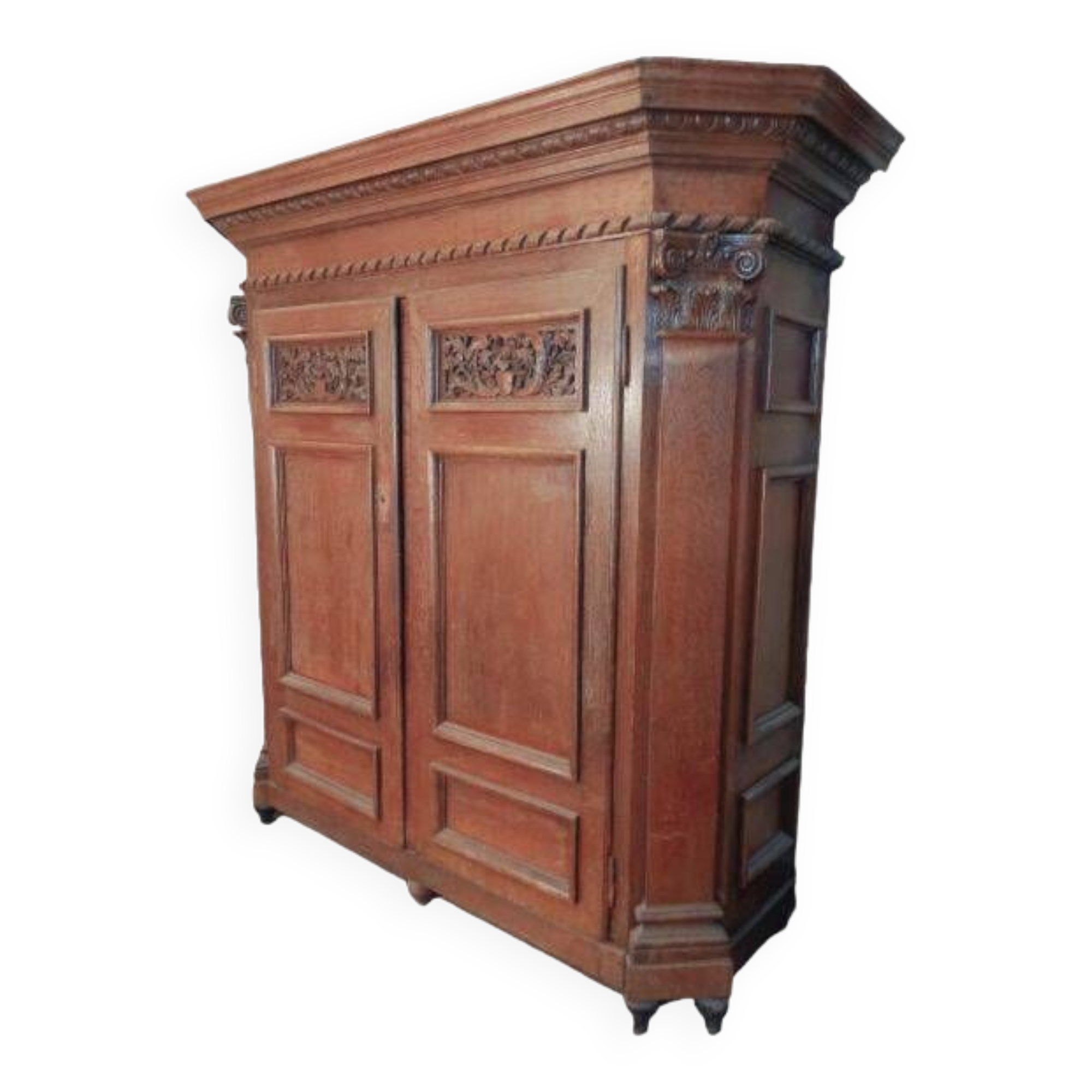 Grande garde-robe en chêne début 18e s.