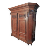 Large oak wardrobe from the early 18th century.