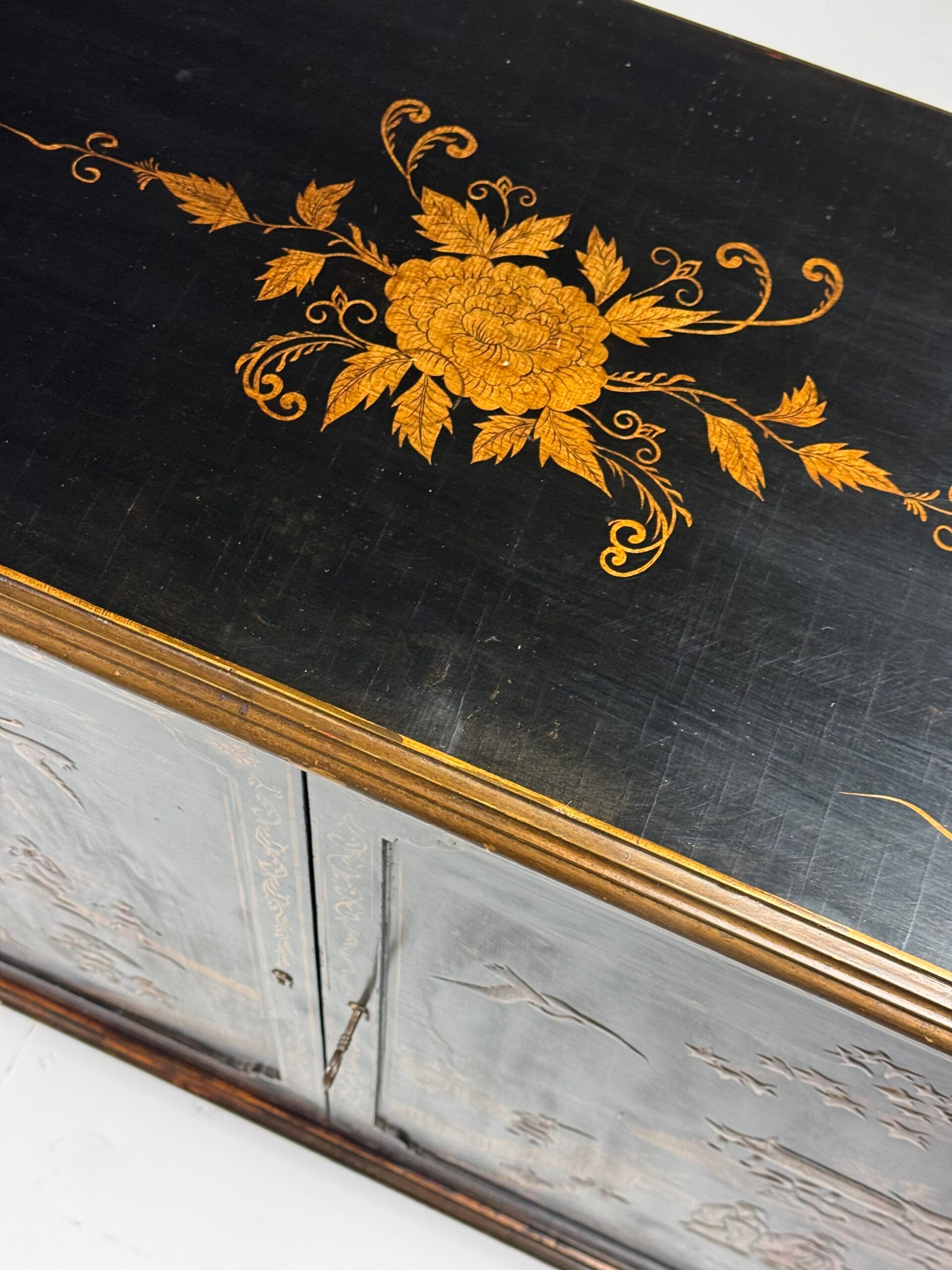 Cabinet laqué chinoiserie du 20e siècle anglais