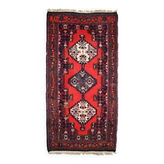 Tapis vintage fait main Hamadan en laine rouge vif (69cm x 136cm) – années 1970