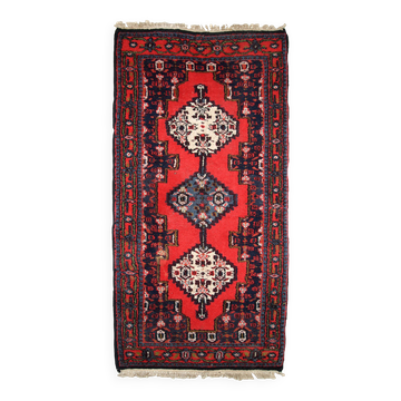 Tapis vintage fait main Hamadan en laine rouge vif (69cm x 136cm) – années 1970