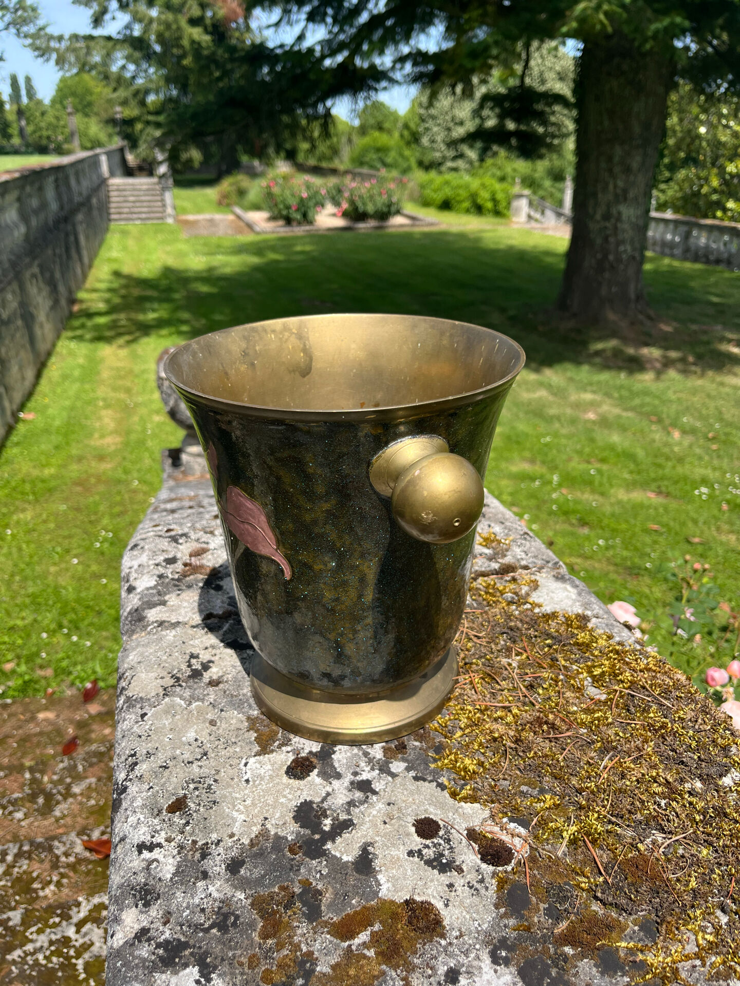 Seau à champagne en cloisonné français avec des lys calla roses et une poignée en laiton.
