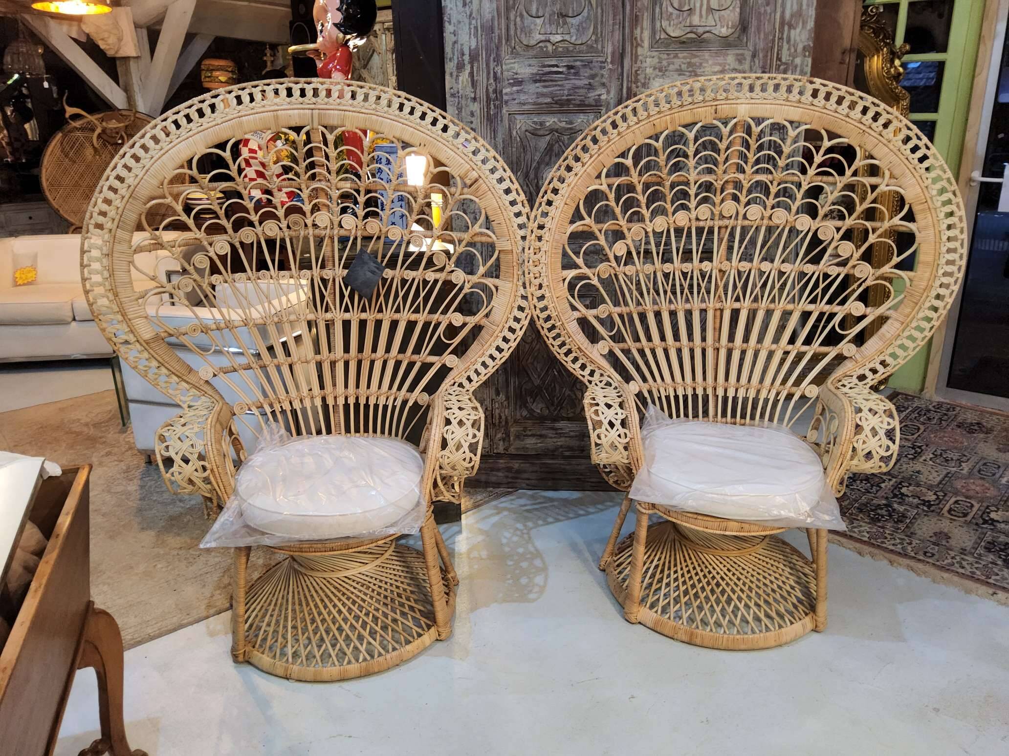 Paires de fauteuils emmanuelle Emmanuelle