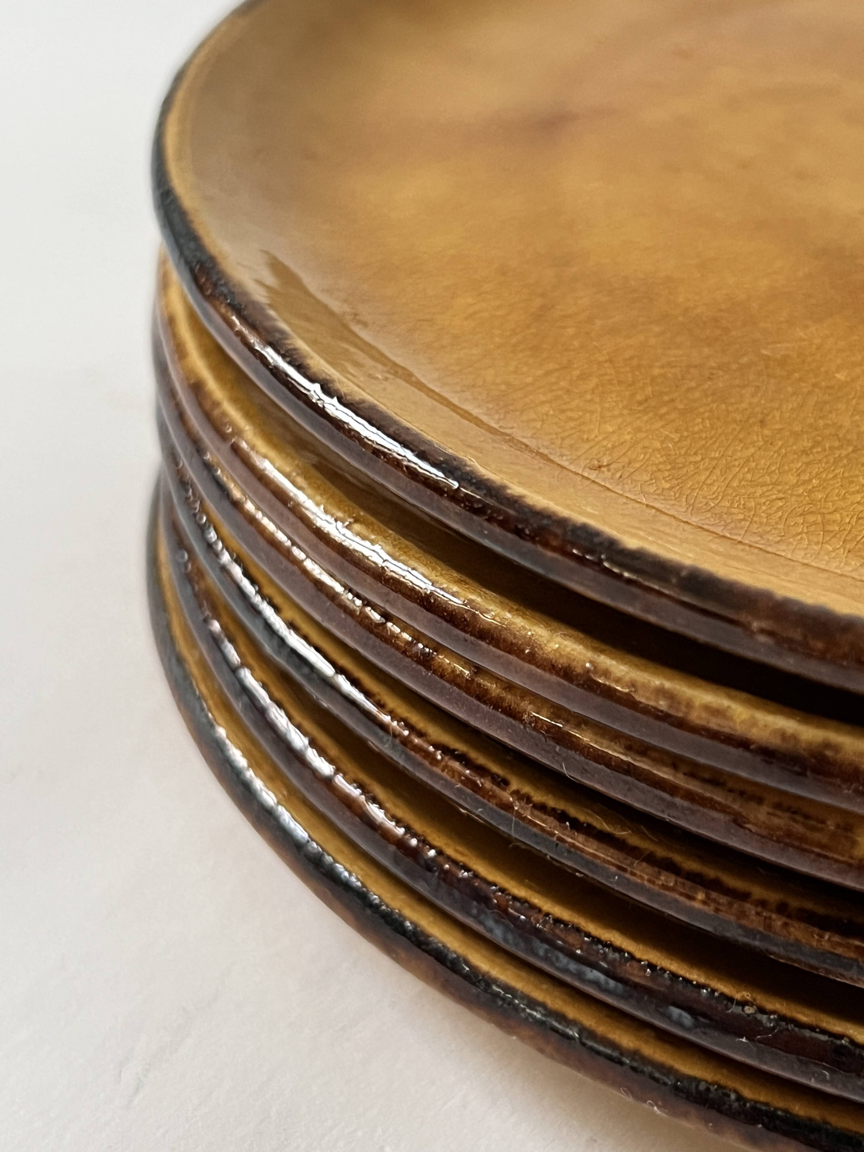 7 assiettes à dessert en céramique émaillée