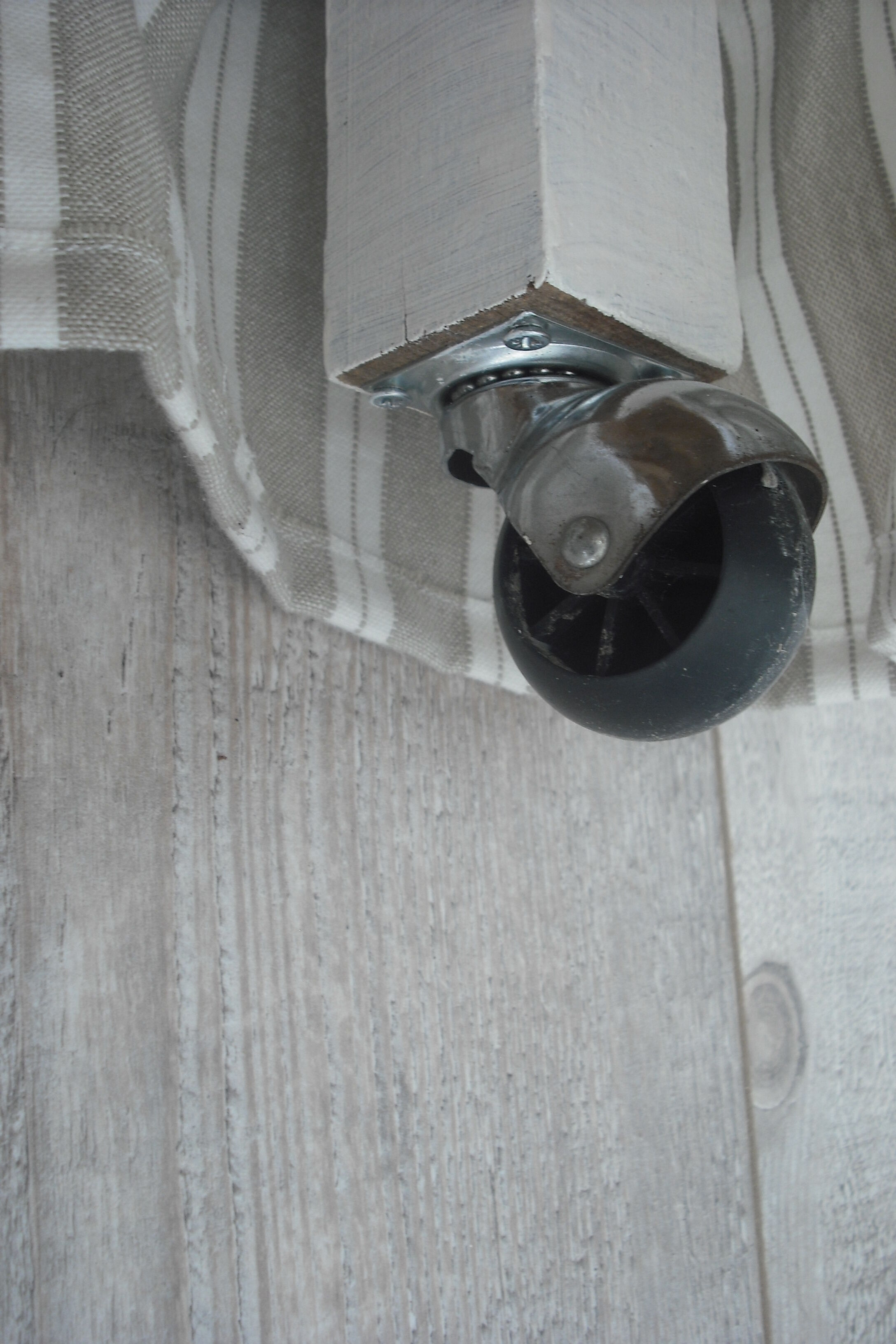 Bench bed on wheels 1 place