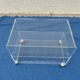 Table basse/ meuble tu en plexiglas vintage sur roulettes