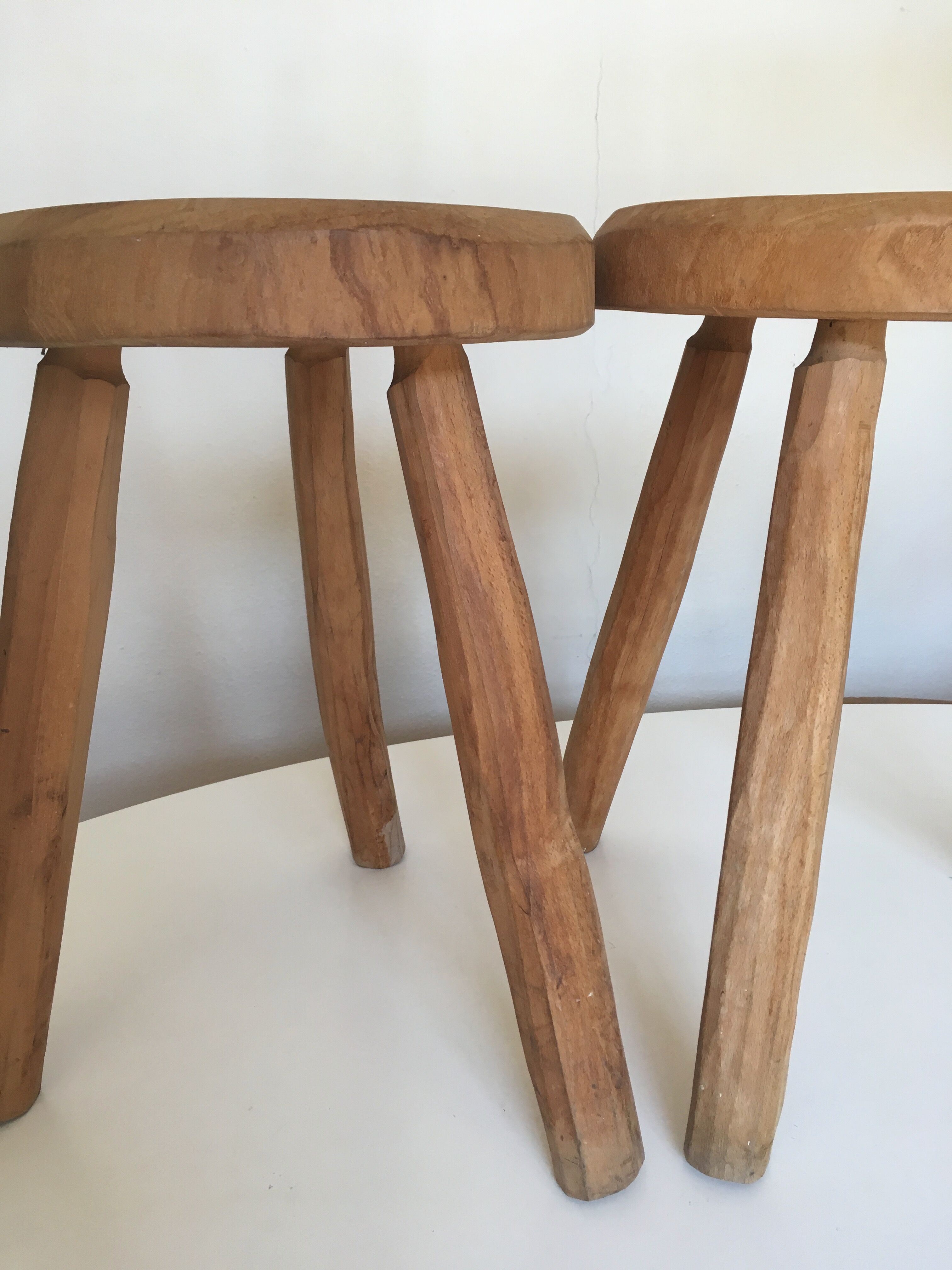 Pair of tripod stools of farm in raw Elm