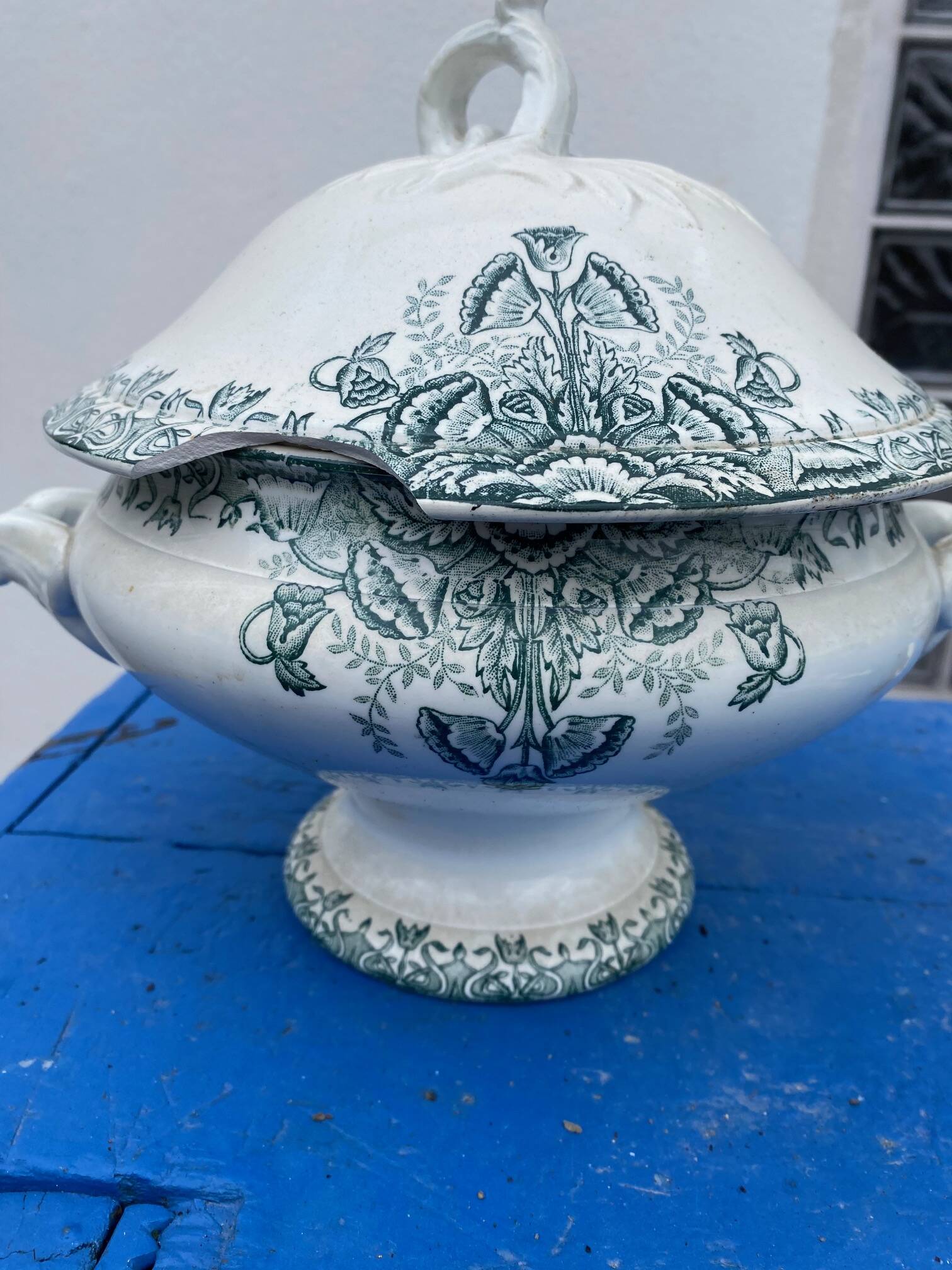 Soupière ancienne en faïence de St Amand décor floral Lebacqz Bouchard