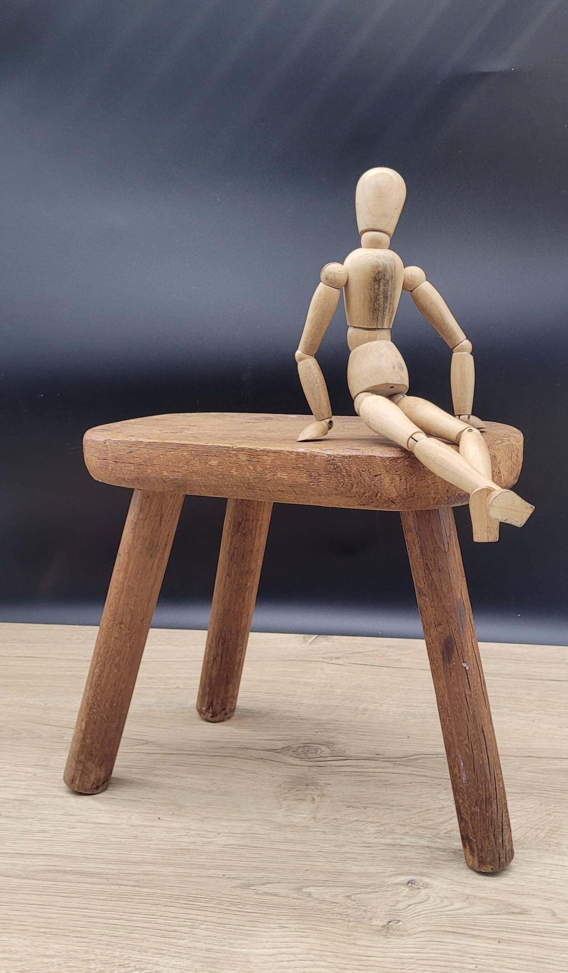 Tabouret tripode brutaliste ovale