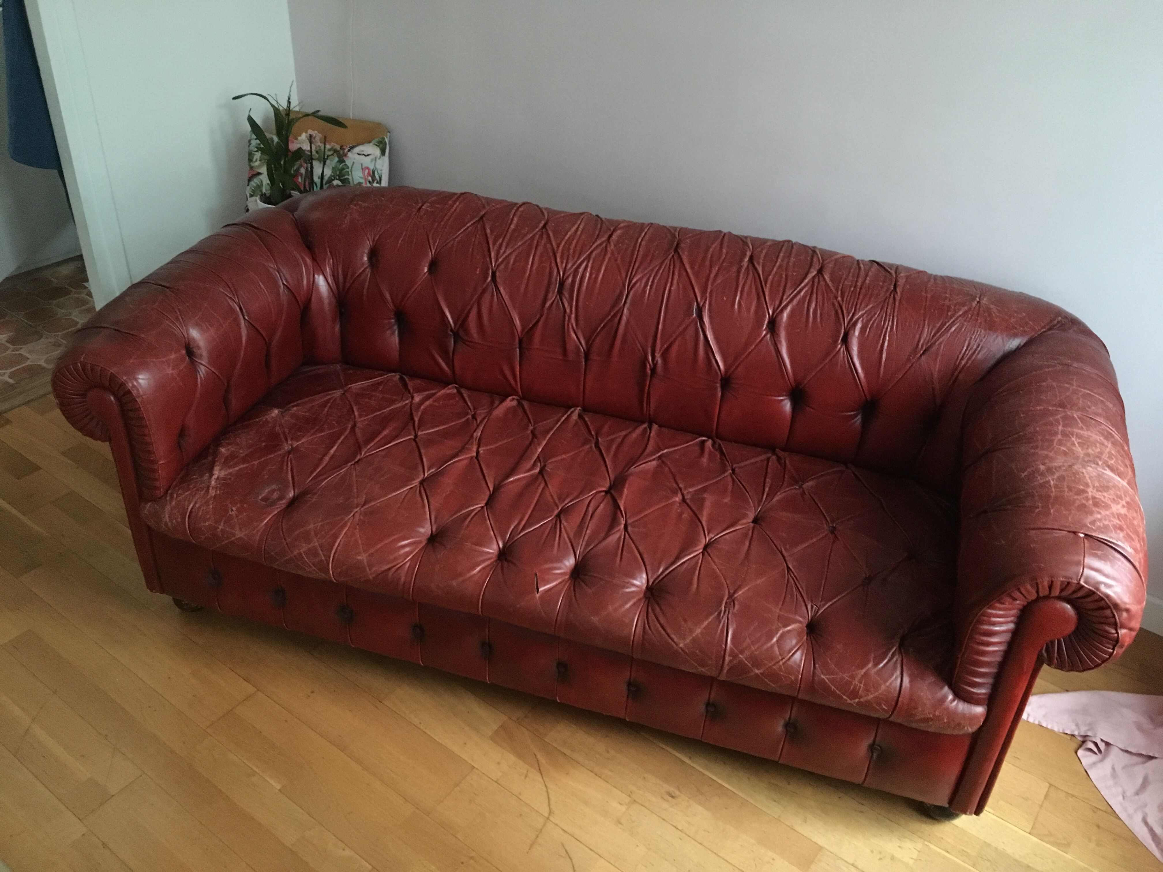 Sofa chesterfield 2-3 places leather bordeaux