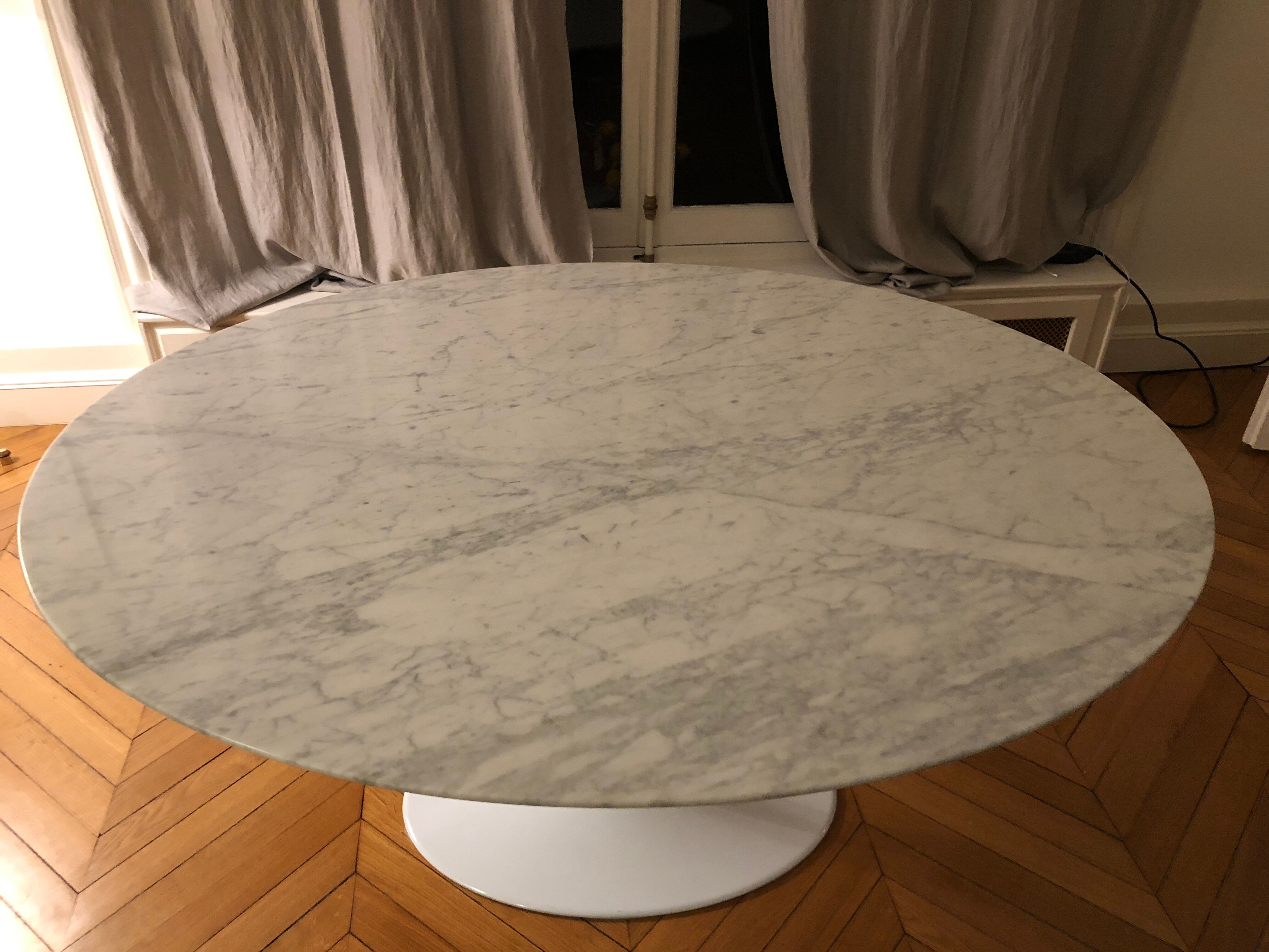 Table Tulip en marbre blanc ovale