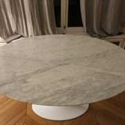 Table Tulip en marbre blanc ovale