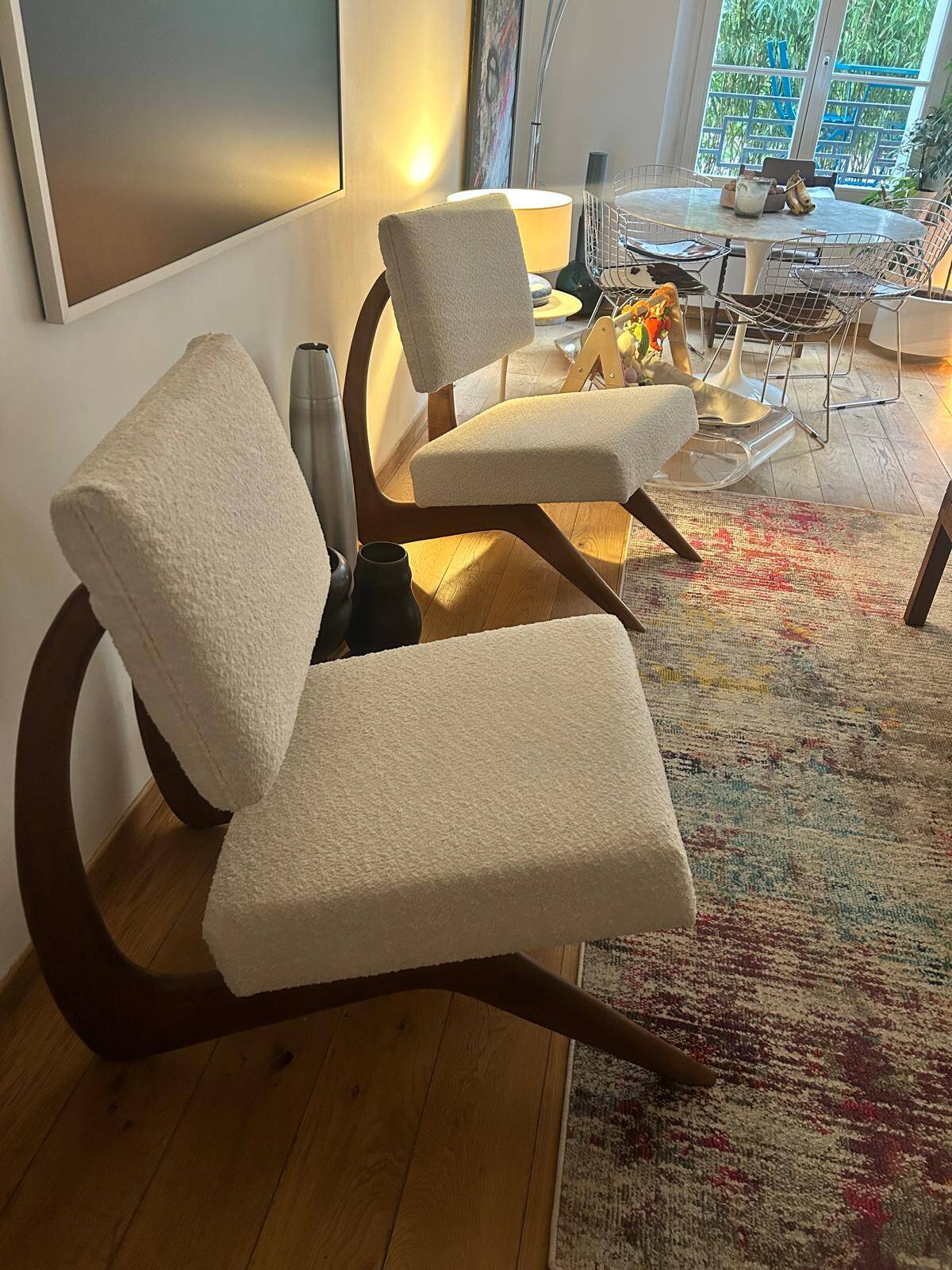 Paire de fauteuils en noyer Adrian Pearshall